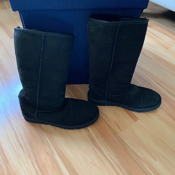 Ugg’s Classic Tall - Picture 3 of 5